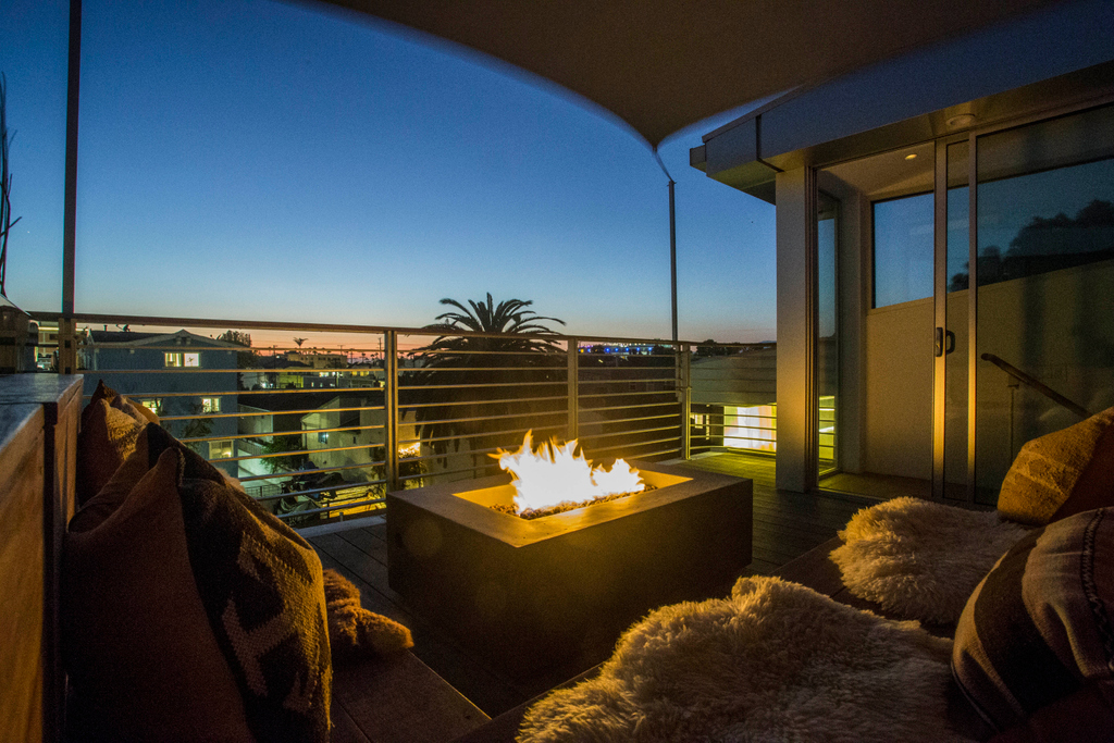 lamodlife's tweet photo. winter nights don't have to be that chilly actually ....

2020 Alberta Avenue, Venice, CA

real estate listing by @haltonpardee

steps to Venice beach. 3 bedrooms, 4 bathrooms, roof top deck with spa and bbq kitchen, 2-car garage.⁣ 2735 square feet

 https://t.co/5C7G8vyGqD https://t.co/yWpUCdYnsb