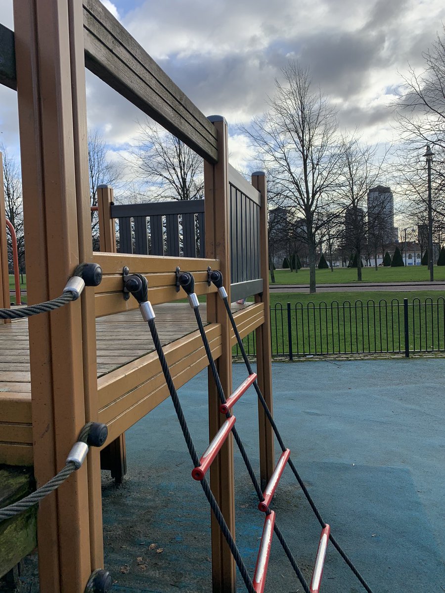 Lynne_SCILT's tweet photo. Languages Week Scotland Lunchtime #bilingual π hide and seek on Glasgow Green #LookForABookScotland β€οΈ#ScotlandLovesLanguages https://t.co/ctFphAbObg