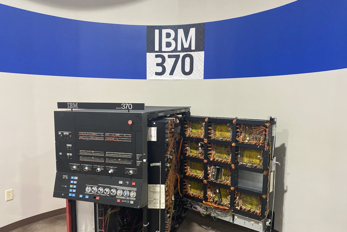 4lexgutierrez's tweet photo. @CMoA_Atlanta is full of stories! #Innovation past forward #vintage #tech #aislearns #computerscience https://t.co/AWU7FHAgde