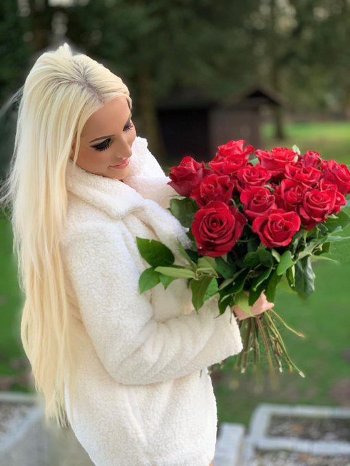 Tini&rsquo;s Spruch des Tages: &bull; Rosen sind rot. Ich meistens blau. Voll t&auml;towiert und ne geile Sau. 👊😂😜 Welches