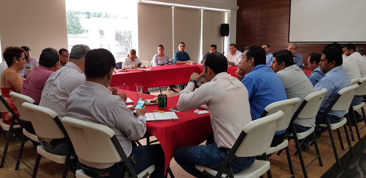 BedranRuiz's tweet photo. @SoyCACHAC Reunión de la Comisión de Directores Responsables y Corresponsables de obra convocada por Secretaría de Desarrollo Urbano @TuxtlaCapital y encabezada por la Arq. Claudia Baca @CLAUDIABACA tratando lo referente a la modalidad de ingreso de nuevos DRO @rquitectasFCARM https://t.co/glpfDV8nYv