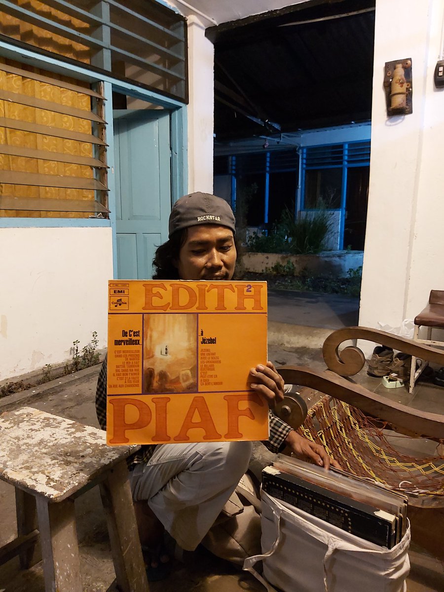 Inaugural discussions tonight ...and then the unexpected..Dolly from <a href="/lifepatch_/">lifepatch</a> shows some of his vinyl .. 4 Piaf albums just the top of the iceberg...<a href="/natwitalie/">Natalie Mason</a> nirvana x