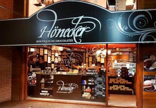CostaCarilo's tweet photo. Durante tu estadía aprovechá y pasá por le mejor chocolatería de Cariló. ¡Por ser cliente nuestro tenés un plus!👑 Te brindamos un 10%OFF en @honeckerchocolatesoficial 🔥 en todas las compras con cualquier método de pago. ¡¡No te lo pierdas!! https://t.co/wLVyfYsoAo