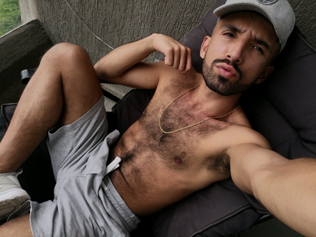 RT si tu kiffes les mecs poilus comme <a href="/Michaelm_19/">.</a> 🔥
▶️cam4.fr/monster_dimm 

#cam4 #gayporn
