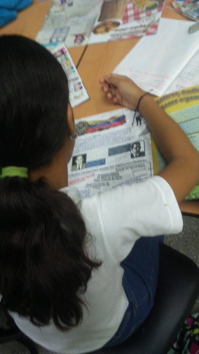 yemayana's tweet photo. Aquí estoy: Celebrando los 19 años de FUNDABIT, atendiendo a nuestros estudiantes de Media General. #ElaboracionDeGuionRadial #MicrosRadiales #RevistaTricolor #GrupoDeInteres @vane_prieto @MariAlepro @MPPEDUCACION @fornerinojl @ZEPortuguesa @FEdumedia @jovalroga https://t.co/mnFlNEi7F5