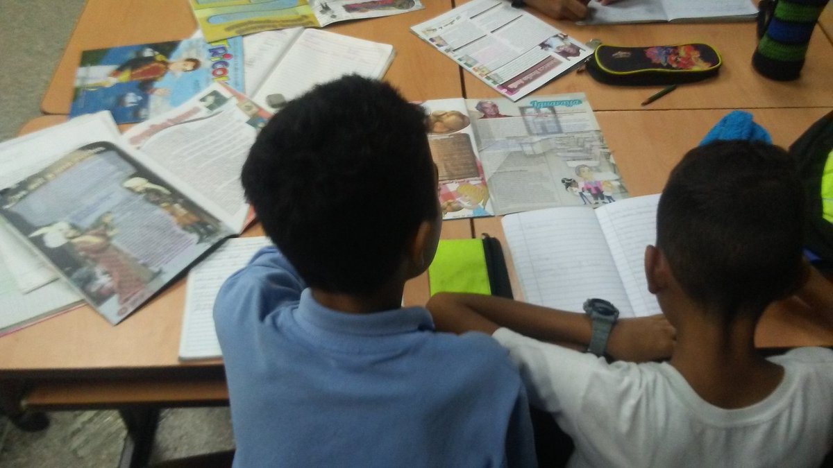 yemayana's tweet photo. Aquí estoy: Celebrando los 19 años de FUNDABIT, atendiendo a nuestros estudiantes de Media General. #ElaboracionDeGuionRadial #MicrosRadiales #RevistaTricolor #GrupoDeInteres @vane_prieto @MariAlepro @MPPEDUCACION @fornerinojl @ZEPortuguesa @FEdumedia @jovalroga https://t.co/mnFlNEi7F5
