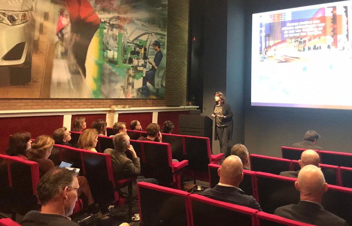 Impressie: de eerste CONNECTED themabijeenkomst van 2020 is in volle gang. Thema deze keer: Smart Mobility. Met o.a. Lucas van Schijndel van #Louwman&amp;Parqui (ook onze gastheer vandaag) en Femke Mureau (Talking Logistics). #smartmobility #logistiek #westbrabant