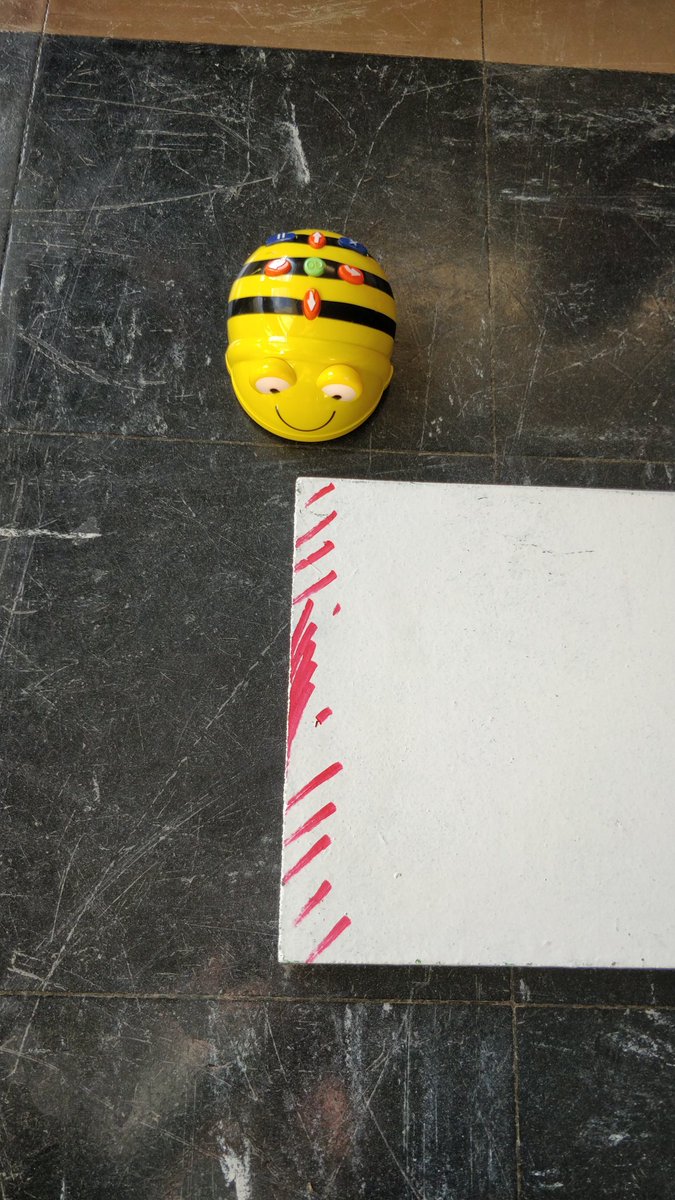 titepaprika's tweet photo. Initiation au codage avec les Beebots pour mes CP  😁 Mon équipe de LoupBot  va être prête pour assurer au Manbot challenge  #cp #beebot #challenge #codage #robot #manbot @ToucheLaurent https://t.co/QUMZ1JHnvr