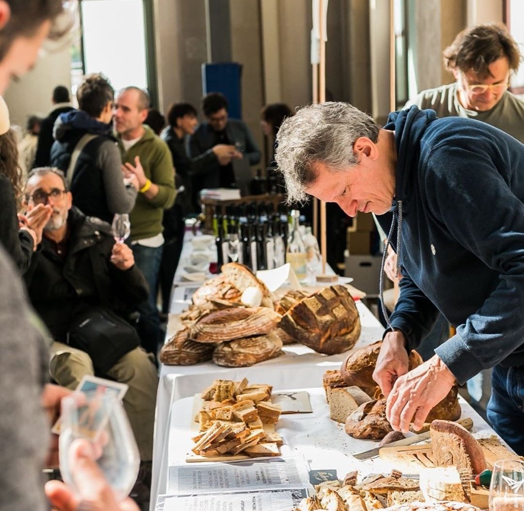 En nuestra feria no solo vino, sino también pan y del aceite de oliva virgen extra. 
Productos artesanales base de nuestra dieta mediterránea.
En #VELLATERRA2020 
Ven a descubrir y a catar el 9 / 10 de febrero en la Estació del Nord. 
🎫 Entradas anticipadas  <a href="/garagebarbcn/">Garage Bar Bcn</a>