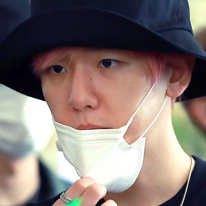 baekhyun’s stubble; a thread