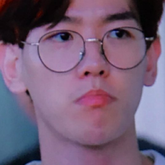 baekhyun’s stubble; a thread