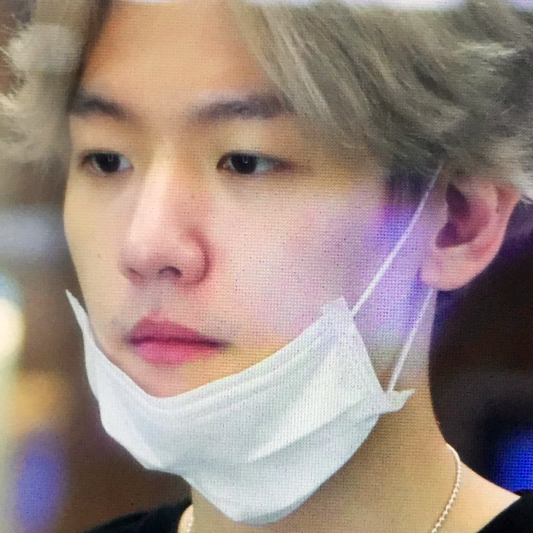 baekhyun’s stubble; a thread