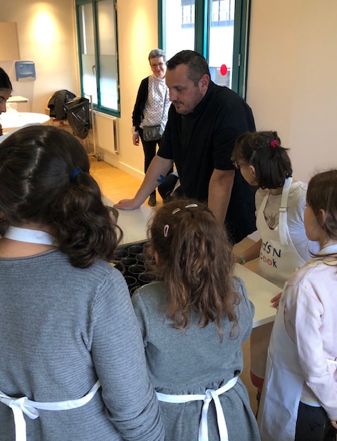 CHUdeLyon's tweet photo. Un grand merci au #Chef Cuisinier de @Novotel_FR #Lyon Confluence, venu animer un atelier « kids and cook » pour nos patients « cuistots en herbe ». Un énorme nounours nous a également été offert et des sacs cadeaux ont été remis à nos petits patients de l'#HFME #HCL ! https://t.co/GLHTAFRtFQ