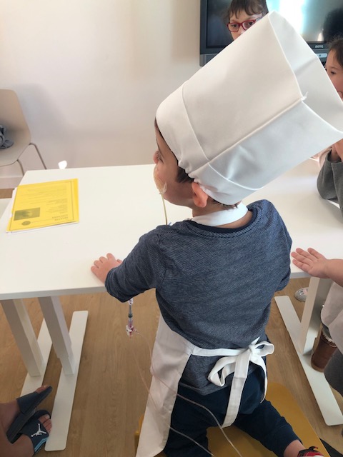 CHUdeLyon's tweet photo. Un grand merci au #Chef Cuisinier de @Novotel_FR #Lyon Confluence, venu animer un atelier « kids and cook » pour nos patients « cuistots en herbe ». Un énorme nounours nous a également été offert et des sacs cadeaux ont été remis à nos petits patients de l'#HFME #HCL ! https://t.co/GLHTAFRtFQ