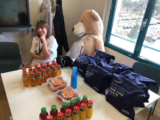 CHUdeLyon's tweet photo. Un grand merci au #Chef Cuisinier de @Novotel_FR #Lyon Confluence, venu animer un atelier « kids and cook » pour nos patients « cuistots en herbe ». Un énorme nounours nous a également été offert et des sacs cadeaux ont été remis à nos petits patients de l'#HFME #HCL ! https://t.co/GLHTAFRtFQ