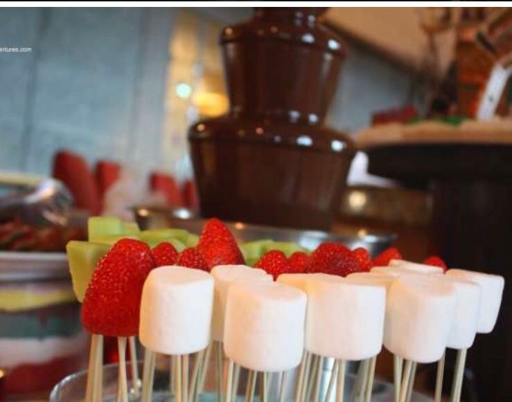cashmoron's tweet photo. Quien se resiste a probar esta fuente de chocolate???😋😋😋. El mejor chocolate para fundir nubes y golosinas los podéis encontrar en @cashmoron .  https://t.co/yRSwbcBoRo.   #chocolate #fuentedechocolate 
#fondie #chuches #marshmallows https://t.co/geG4i1pfAL