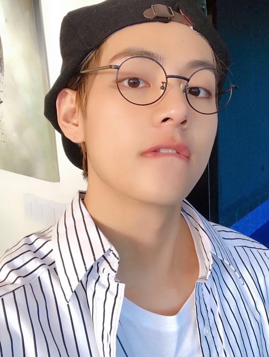 mykingjk's tweet photo. Taekook au where horny art major Taehyung decides to make it his mission to seduce dance major and local fvckboy Jeongguk to fvck him.

The problem? Jeongguk doesn’t fvck virgins. Not that Taehyung plans on giving up anytime soon. https://t.co/oqzSaxS3Fz