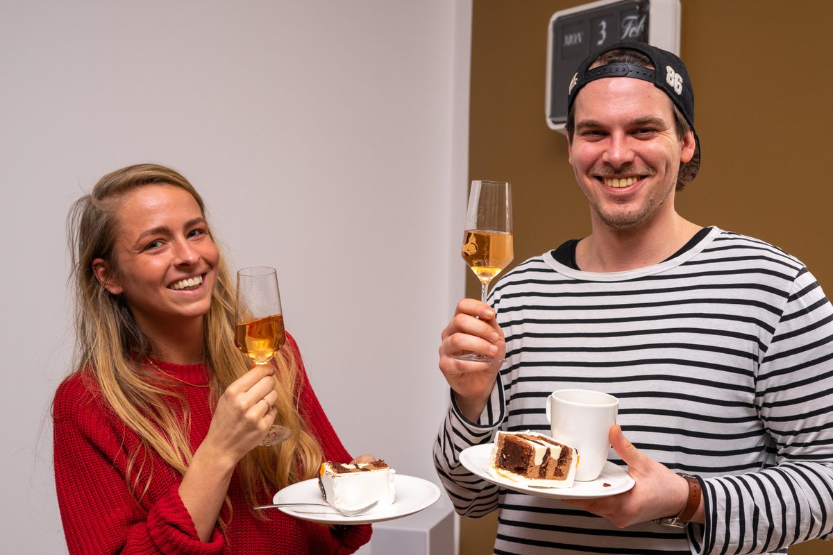 „Ein Fuchs muss tun, was ein Fuchs tun muss“ – im Zweifel eben auch älter werden. Zu diesem Anlass hat Roman heute sein bekanntes „HAPPY“ in Kuchenform zurückbekommen und etwas Champagner ist auch geflossen. Cheers! #HAPPY #happybirthday #cakeday #agencylife #übergut