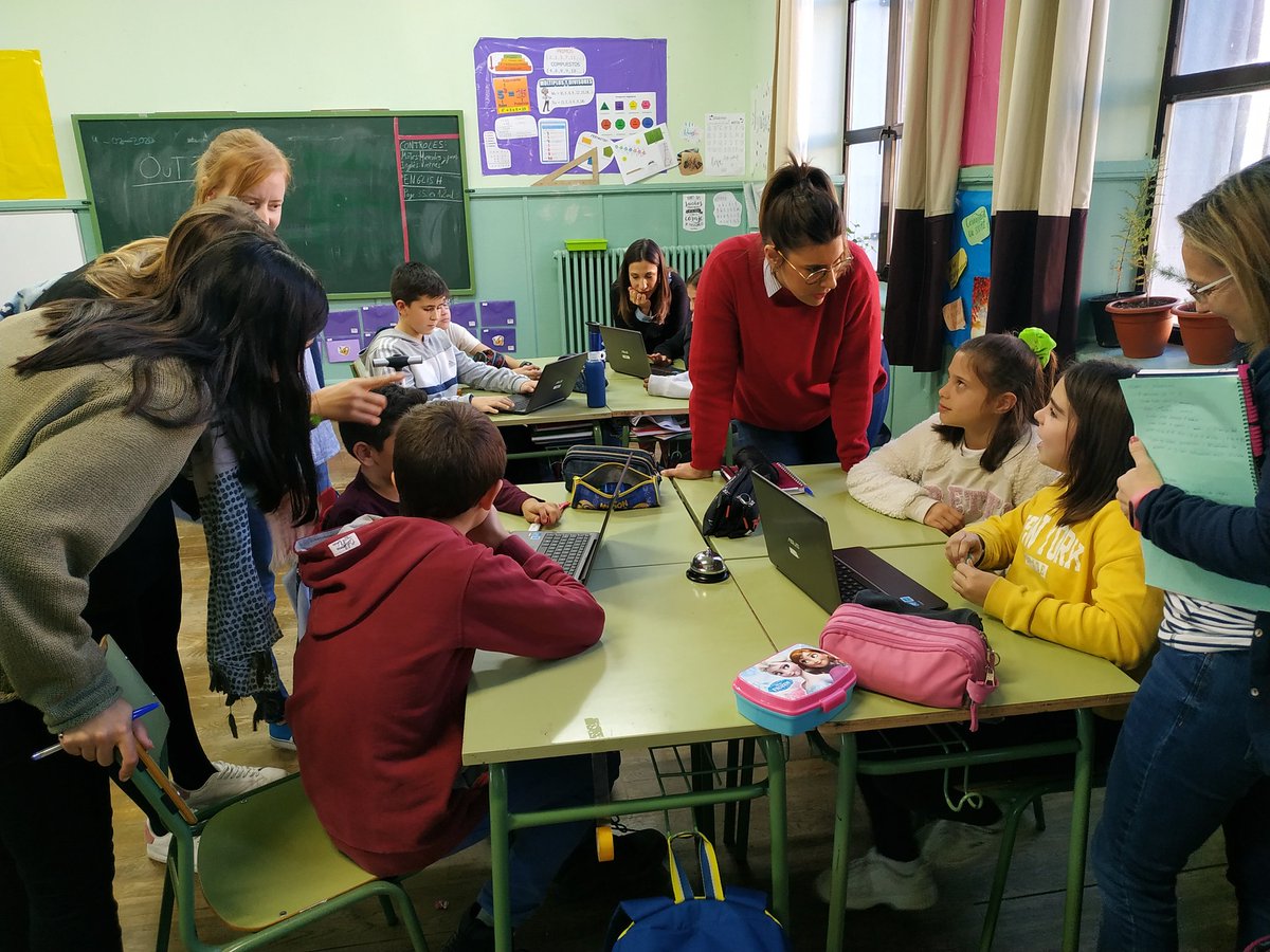 BuenCeip's tweet photo. Primera jornada #mirayactua en @BuenCeip proyecto del cuerpo en la escuela y los talleres educativos las primeras pinceladas de la forma de trabajar en el Centro. Nos encanta la experiencia y compartir momentos y conversaciones @diegoarroyom @RedEvolucionAr @dgafprofesorado https://t.co/H3eTbEbqql
