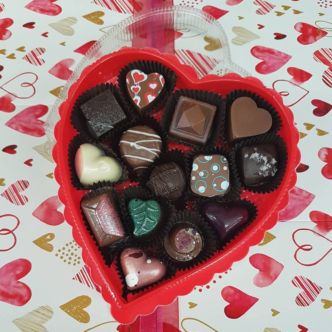 Love is in the air❣ Our heart shape truffle boxes are waiting to be filled with love for you and your sweetie! #hearts #heartshapedbox #truffles #trufflebox #loveisintheair #hamont #loveday #valentines #valentinesdaygift #chocolate #handtempered #handmade #handpainted #shoplocal