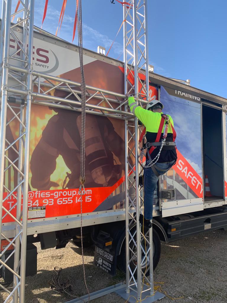 fiesgroup1's tweet image. Formació contínua de #prevencio i #seguretat de treballs en alçada al personal de l&apos;equip ESI de l&apos;empresa 𝗘𝘀𝘀𝗶𝘁𝘆 𝗦𝗽𝗮𝗶𝗻. #FIES #Formació