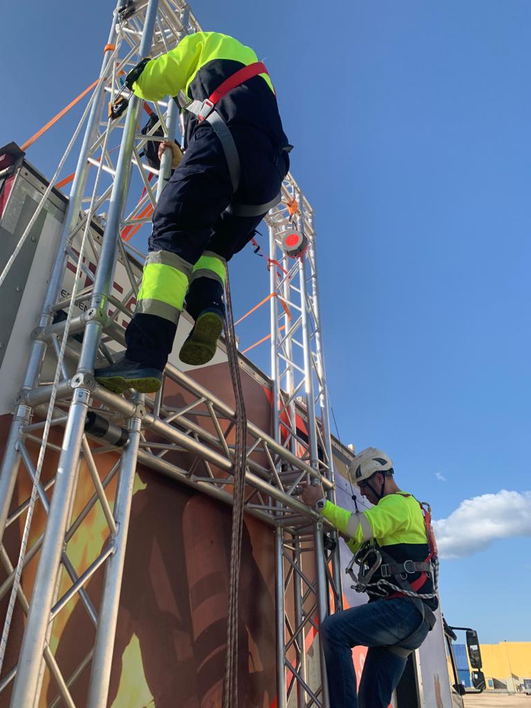 fiesgroup1's tweet image. Formació contínua de #prevencio i #seguretat de treballs en alçada al personal de l&apos;equip ESI de l&apos;empresa 𝗘𝘀𝘀𝗶𝘁𝘆 𝗦𝗽𝗮𝗶𝗻. #FIES #Formació