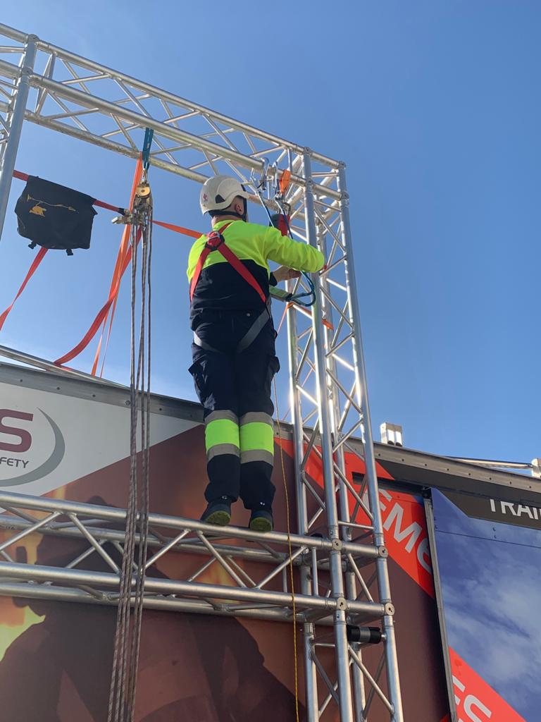 fiesgroup1's tweet image. Formació contínua de #prevencio i #seguretat de treballs en alçada al personal de l&apos;equip ESI de l&apos;empresa 𝗘𝘀𝘀𝗶𝘁𝘆 𝗦𝗽𝗮𝗶𝗻. #FIES #Formació