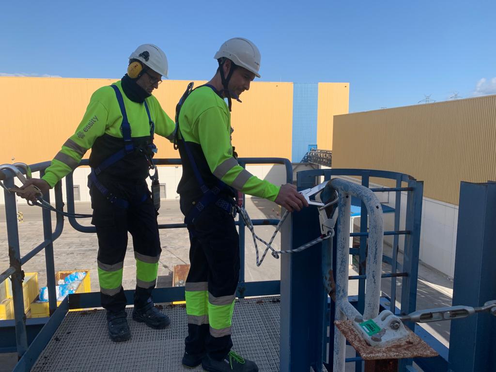 fiesgroup1's tweet image. Formació contínua de #prevencio i #seguretat de treballs en alçada al personal de l&apos;equip ESI de l&apos;empresa 𝗘𝘀𝘀𝗶𝘁𝘆 𝗦𝗽𝗮𝗶𝗻. #FIES #Formació