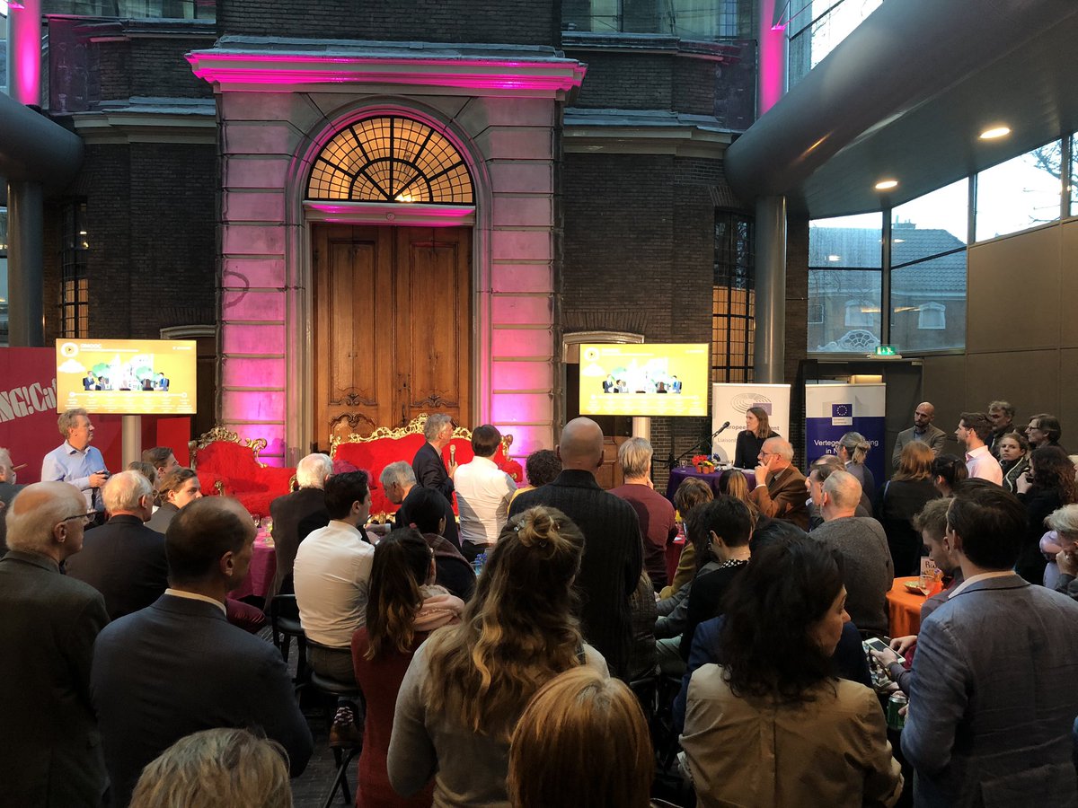 Europarl_NL's tweet photo. Volgens Macron heeft Amerika Artificial Intelligence voor ‘profit’, China voor ‘control’ en Europa moet AI voor ‘humanity’ willen hebben: #ReuringCafe met @hoven_j van @tudelft https://t.co/tbfzDTsj6z