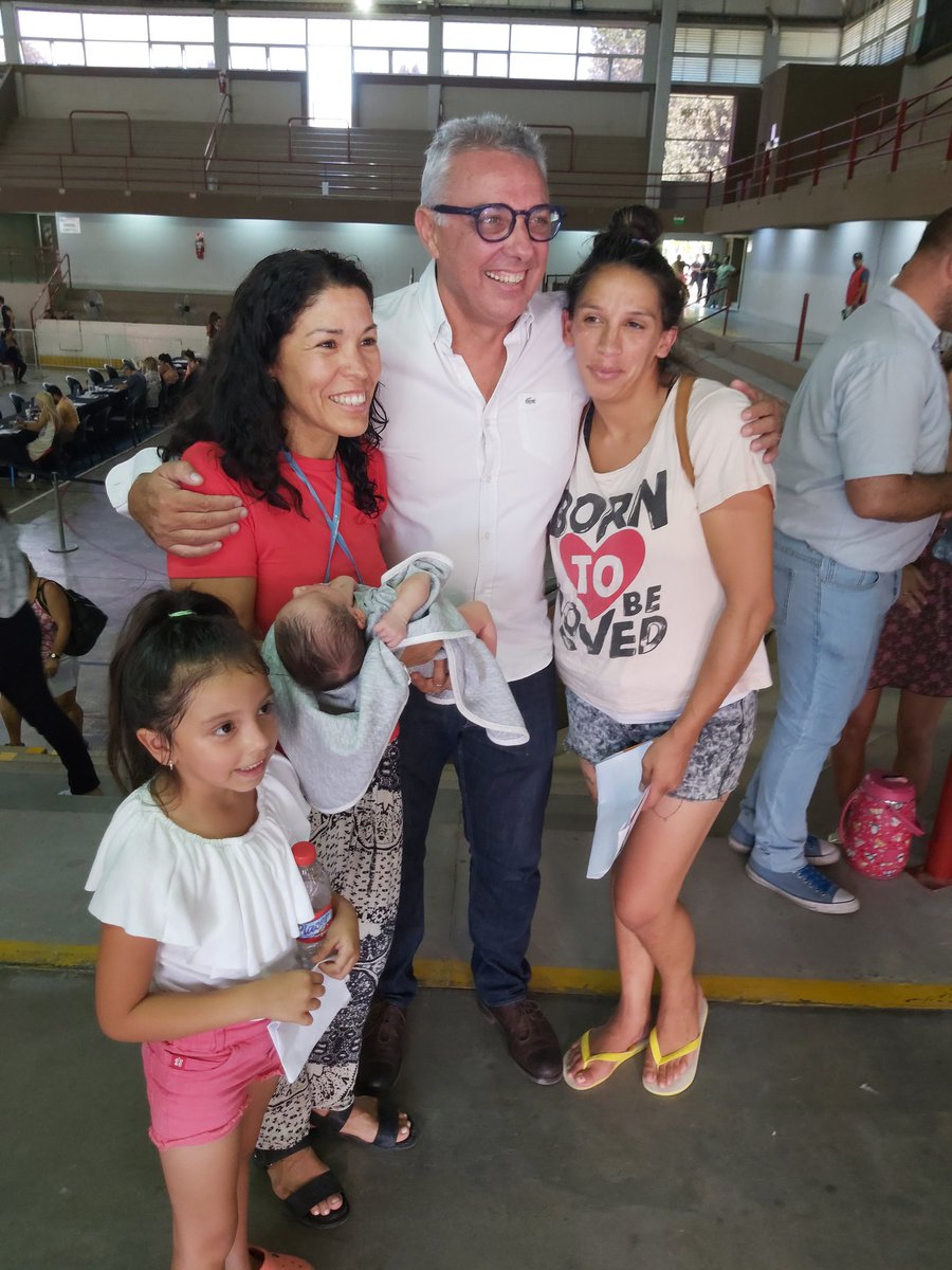 ZamoraJulio's tweet photo. Acompañamos a los vecinos y vecinas en el 2do día de entrega de la tarjeta #AlimentAR. Ya son más de 2.600 los beneficiarios del distrito que recibieron la credencial del plan concebido por el Pte. @alferdez. #ArgentinaContraElHambre. https://t.co/achGKLybke