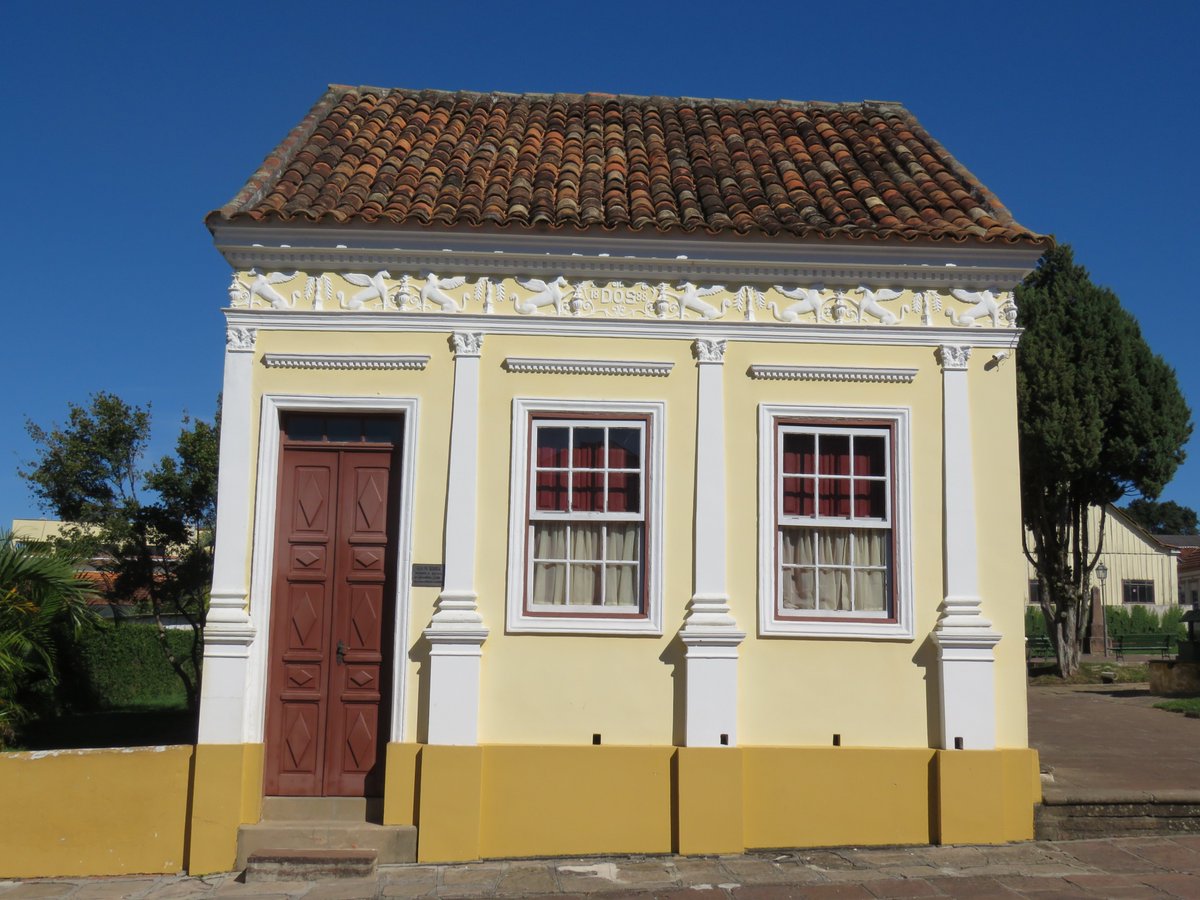 Um jovem pobre apaixonado👩‍❤️‍💋‍👨, declarou o seu amor pela belíssima dama,  e viveram felizes para sempre nessa casa.
Construída no ano de 1888 " A casa dos cavalinhos 🐴🐴🐴🐴🐴. 
Conheça a história curitibacity.com/pontos_turisti…
Visite a casa,  é  um dos roteiros da cidade da Lapa - PR