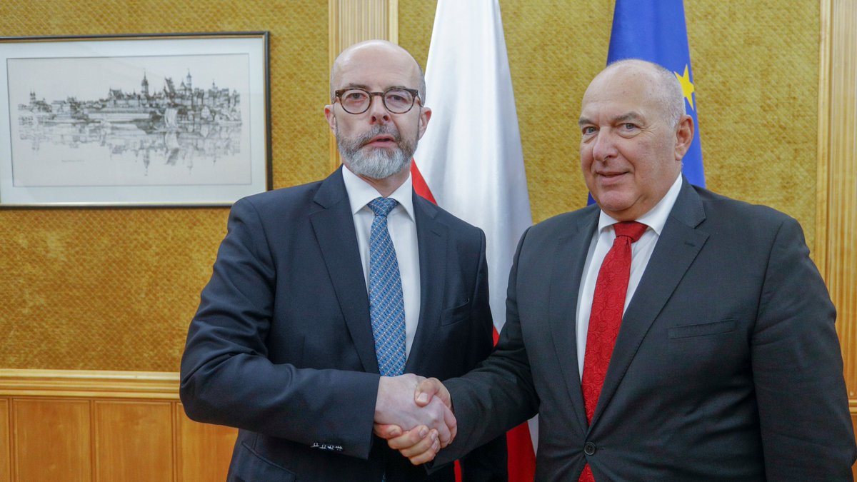 Minister finansów Tadeusz Kościński i ambasador Wielkiej Brytanii w Polsce Jonathan Knott.