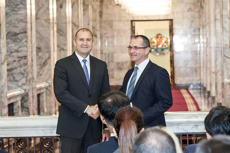 SmallFootEU's tweet image. The President of Bulgaria awarded Small Foot for exceptional achievements in innovation today. "Only the smart and the brave can achieve their dreams," said President Rumen Radev as he handed the award to our CEO Ivan Kolev.