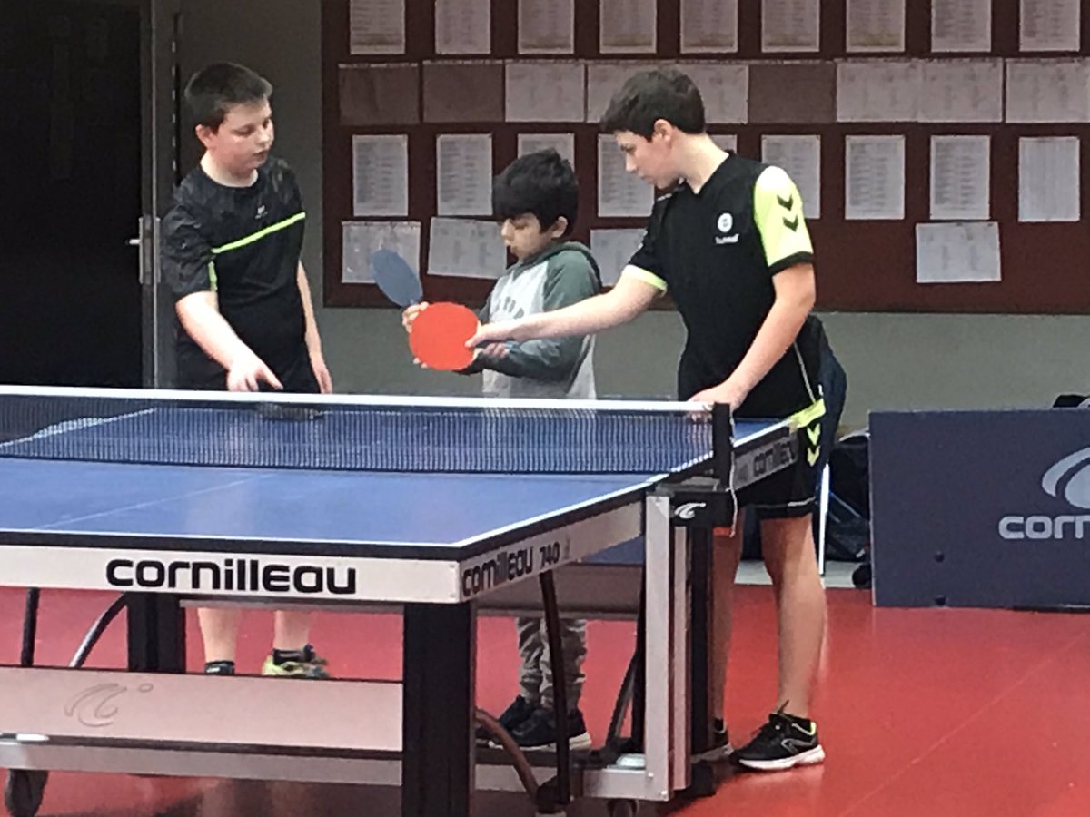 61College's tweet photo. #SOP2020, rencontre de tennis de table en inter-degrés par trinôme entre des 5emes et CE2 de l’école du point du jour. Les cinquièmes ont remis un diplôme de « semaine #olympique et #paralympique » à leur tutoré CE2 @dsden61 https://t.co/m6Ch1ek6xv