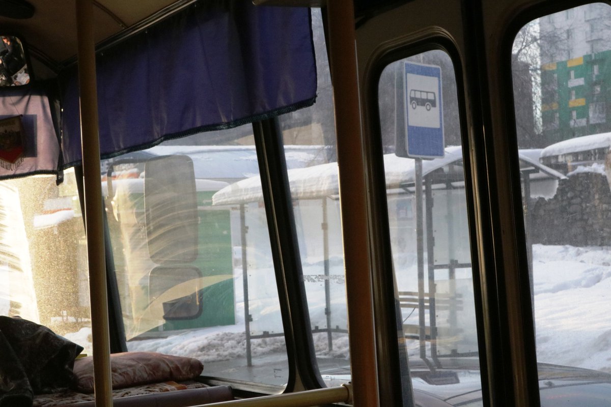 В окне автобуса поплыл. Окно автобуса. Из окна автобуса. Вид из автобуса. Стеклопакет для автобуса.