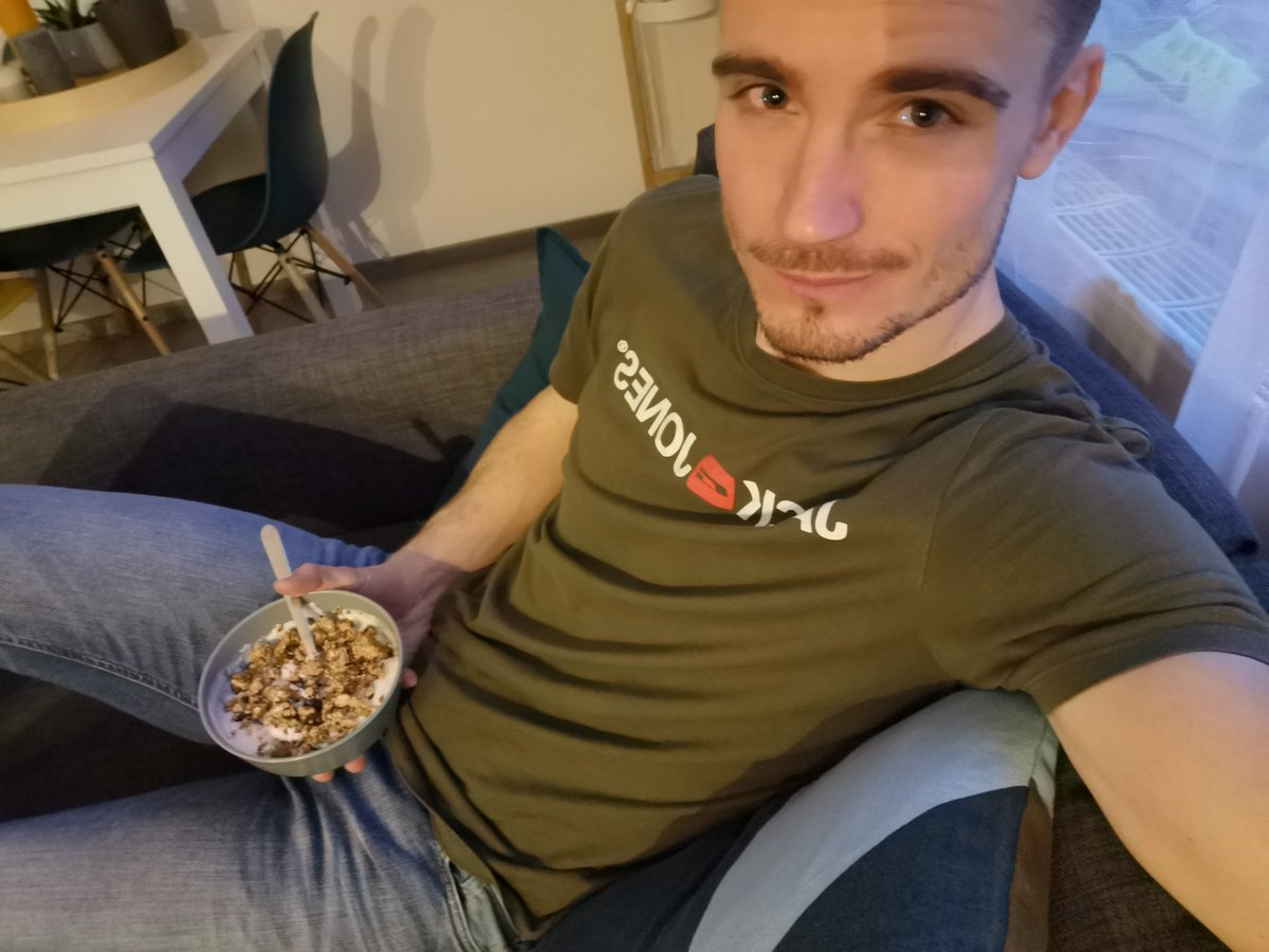 matthieu714's tweet photo. Après une grosse séance de sport, place à l'encas ! Du skyr à la fraise avec du granola maison fait par @Emeriic_F 🤤🤤 #PerfectDude #OnRechargeLesBatteries #HomeMade https://t.co/vjngzLRV0l
