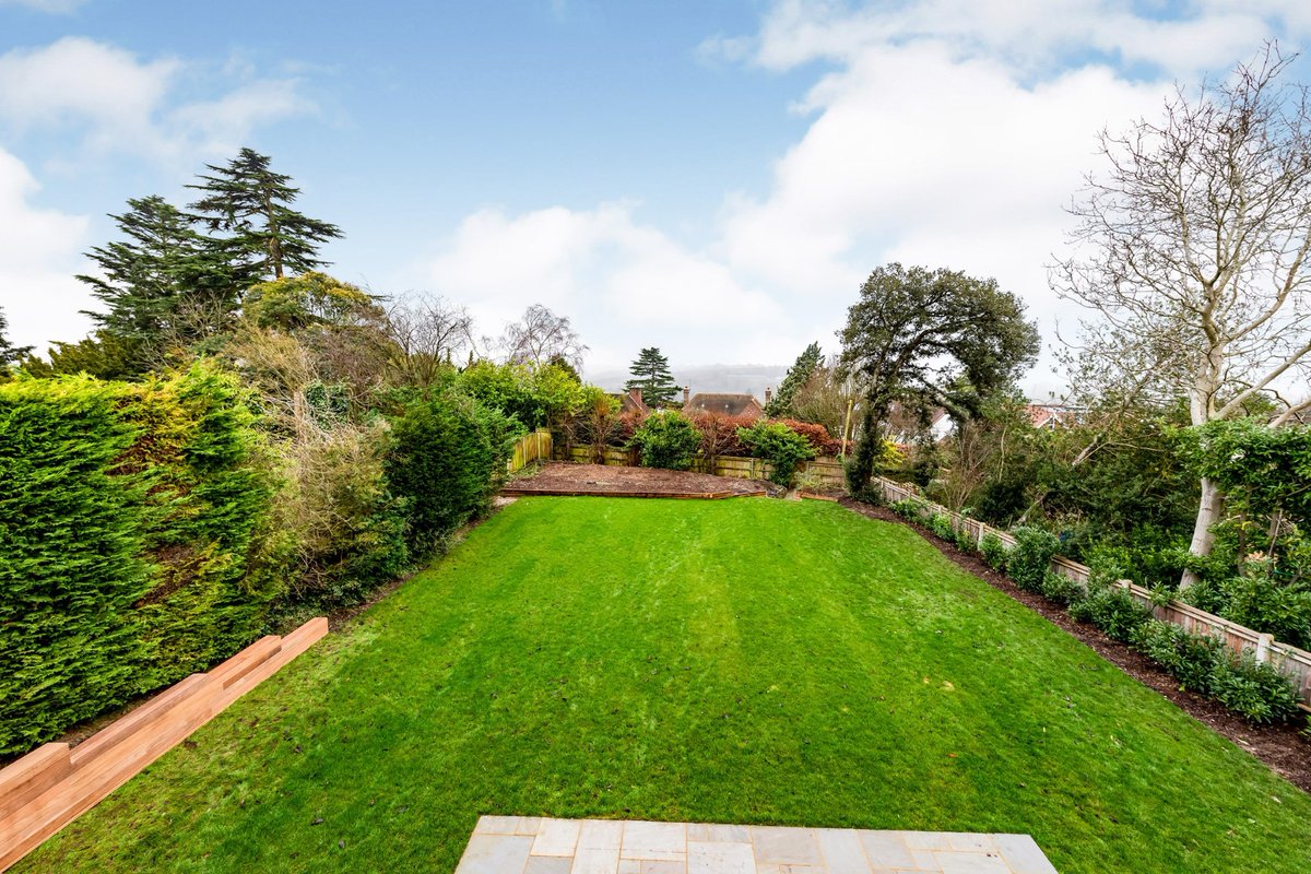 An impressive newly built five bedroom detached family home, situated in a prime location in #Leatherhead. Featuring a bespoke kitchen/dining/living area with central island and bi-fold doors opening to the rear garden. Click here for more information bit.ly/2RLNAOv