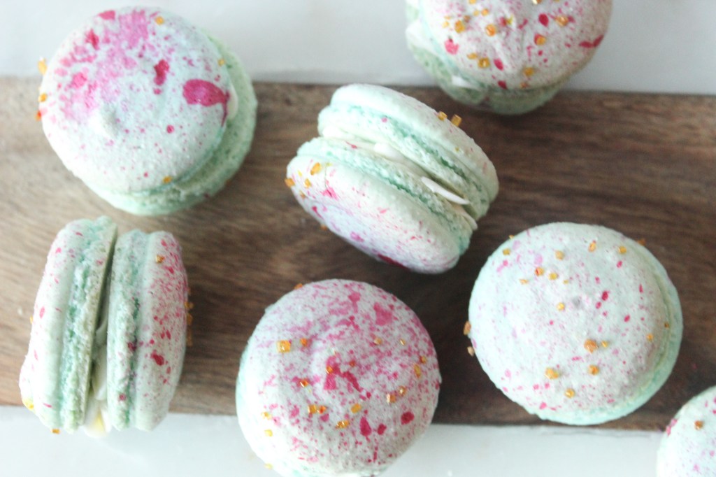 AnumHashim's tweet image. These Paint Splatter Macarons are a perfect sweet treat, and fun project all in one! Use edible food paint to make these cute painted French Macarons. #macarontutorial #makemacarons #bakingblog sprinklesandscribbles.com/paint-splatter…