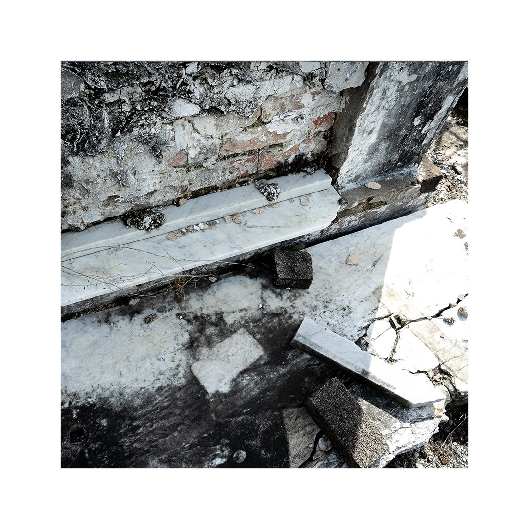 samuelpatrick__'s tweet image. Live From Elmwood Drive, pts 1 &amp;amp; 2 out on Thursday. Excited to share these with ya'll. That's me &amp;amp; my Uncle Chris in the first pic. Taught me so much about music. My cousin Ed &amp;amp; I came up with these songs in his living room this winter. ❤️
 distrokid.com/hyperfollow/un…

#ThursdayFirst