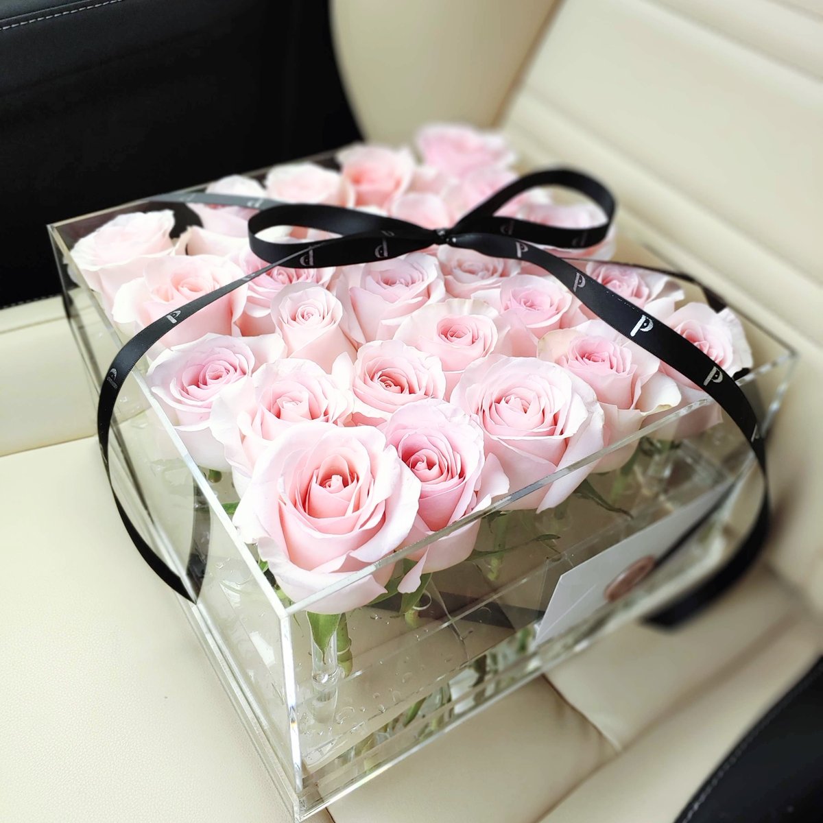 PriveRoses's tweet photo. Elegance, refinement and sweetness: The DC Modern Box with pink roses encompases it all! 💟⁠
https://t.co/qQX6ljneaI

⁠#valentinesday #pinkroses #washingtondc #arlingtonva  #dcbloggers #dcblogger  #love #shopsmalldc https://t.co/po5MLwi2cK