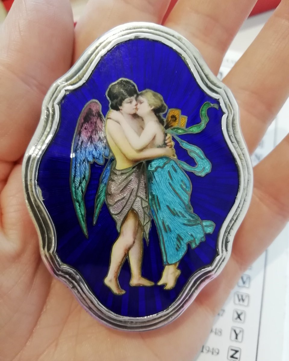 isabelmurtough's tweet image. A wonderful valuation day this morning @Queenies_Derby a particular highlight was this exquisite enamelled silver box, the colours and detail are beautiful, I wouldn't mind being given this as a love token! @HansonsAuctions
@HansonsUK #silver #enamel #silverbox #antiquesilver
