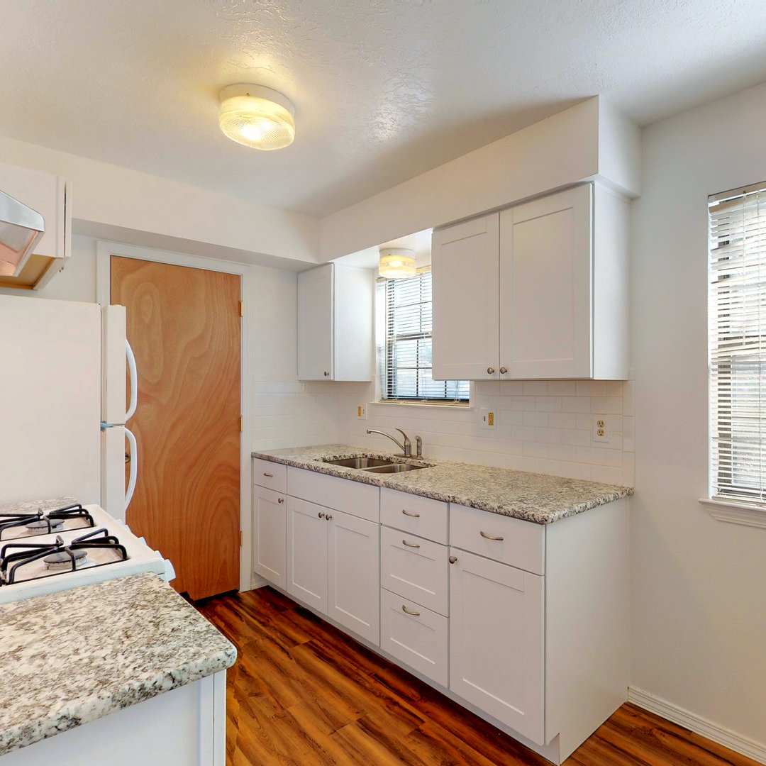 MaddoxMgmt's tweet photo. This newly-renovated first-floor apartment is now available! Enjoy sunny, open living with plenty of storage, beautiful hardwood floors, and granite counter tops! 

https://t.co/SnnTcgZiWb

#ForLease #ABQLiving https://t.co/elgjPfHyLf