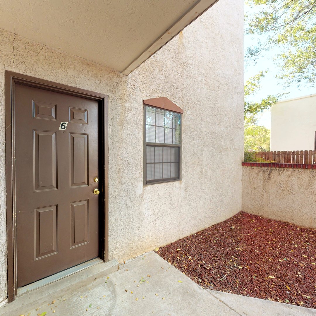 MaddoxMgmt's tweet photo. This newly-renovated first-floor apartment is now available! Enjoy sunny, open living with plenty of storage, beautiful hardwood floors, and granite counter tops! 

https://t.co/SnnTcgZiWb

#ForLease #ABQLiving https://t.co/elgjPfHyLf