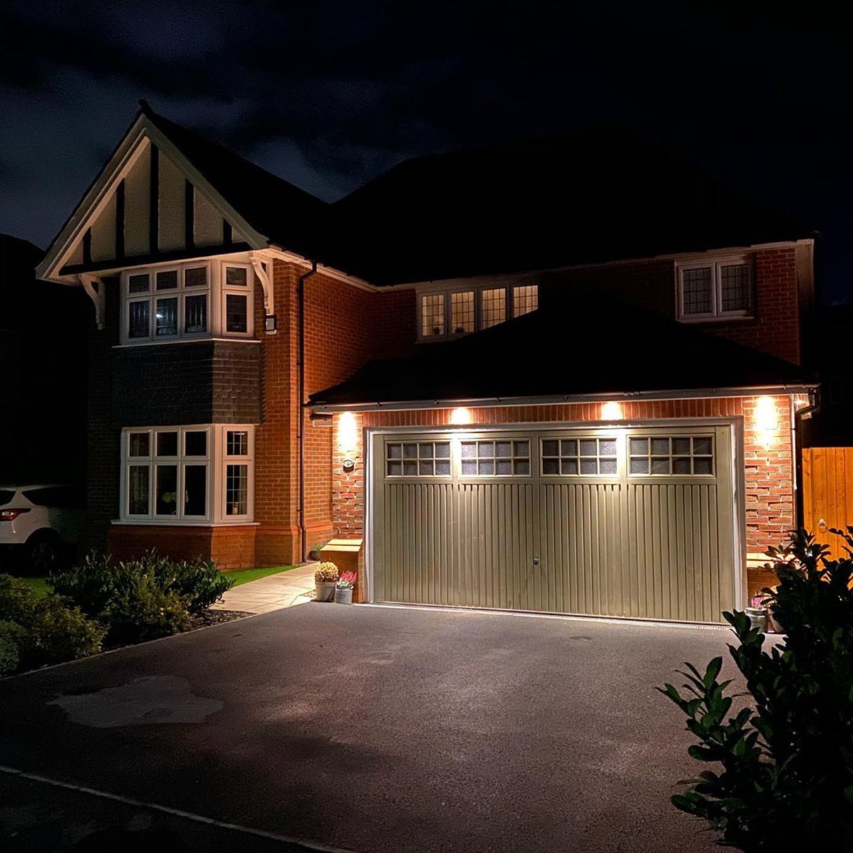 D_Haley_Elec's tweet photo. Outdoor lights with no filters. Perfect for those darker evenings 💡#redrowhenley #redrowhomes #redrow #outdoorlights #houselights #houselighting #darkevenings #soffitlighting #newbuilds #newbuildsofinstagram #newbuild https://t.co/7GXffebqby