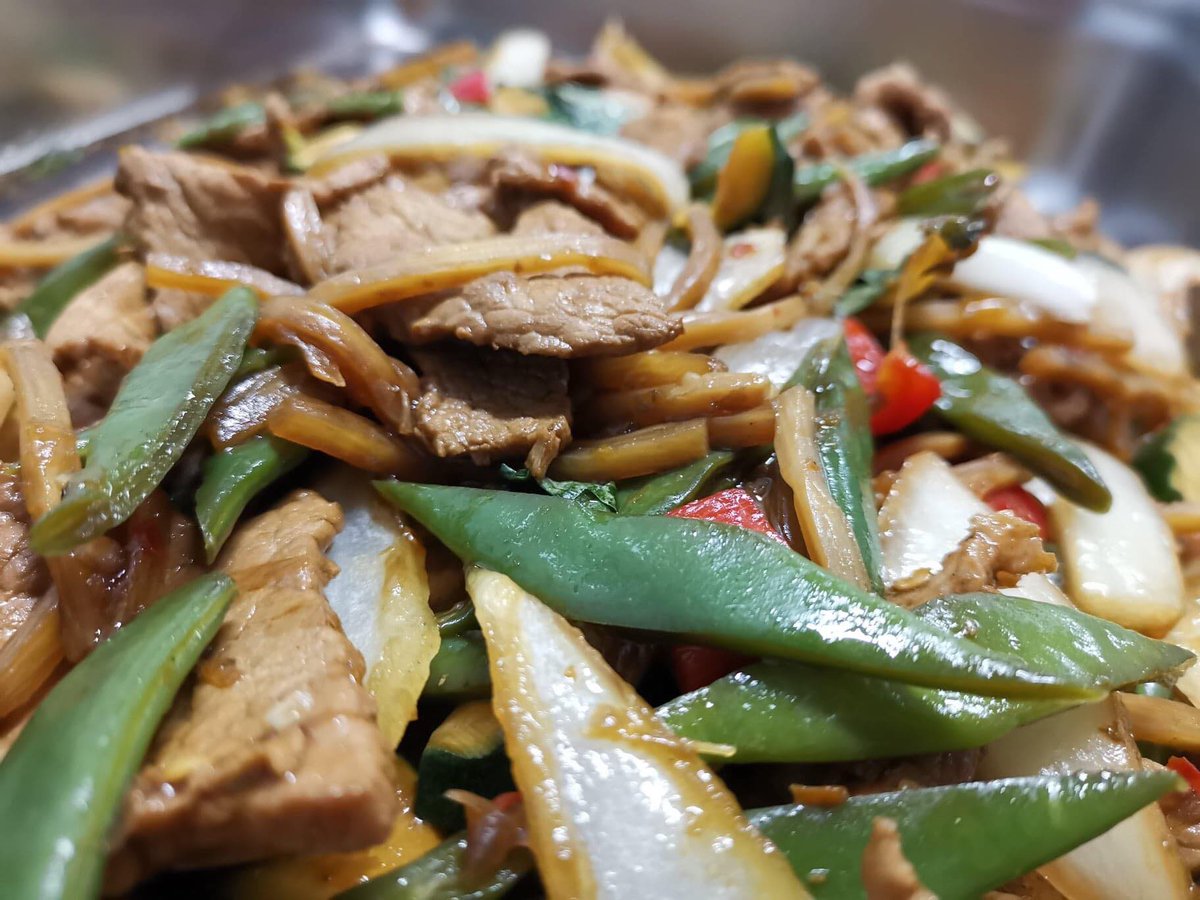 What could be better than combining your Virtual Reality teambuilding experience with a delicious meal, or tasty snack? 🥘🍔

More information:
raven-zaventem.be/en/catering/

Book your teambuilding session:
raven-zaventem.be/en/vr-teambuil…