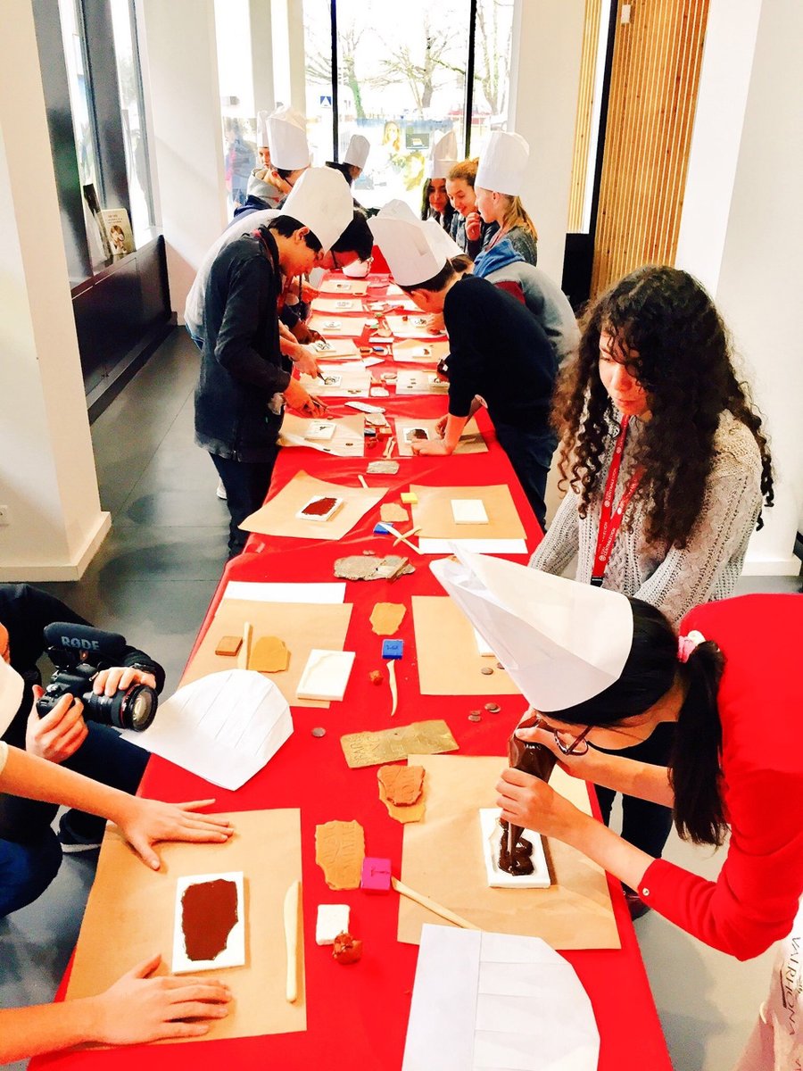 RobertoVargiolu's tweet photo. Au #LTDS de @CentraleLyon @CNRS_dr07  nous organisons des ateliers gourmands "Comprendre la science avec du chocolat" #TableClaudienne #MomOurs . Si nous pouvons être utile pour animer un atelier "Kids and cookscience" ce sera avec un grand plaisir ... https://t.co/HSxPpDNnmN