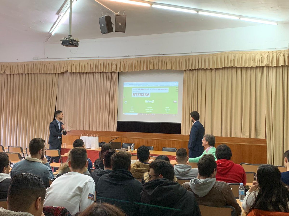 innovatsn's tweet photo. Esta mañana nuestros compañeros David Moya y Miguel Calzada han dado una ponencia en el IES Francisco de Goya, como antiguos alumnos, hablando sobre el salto al mundo laboral y contando su experiencia en Innova. “#Talento, denominador común de todos los colaboradores de Innova”. https://t.co/yY1hVSSFBC
