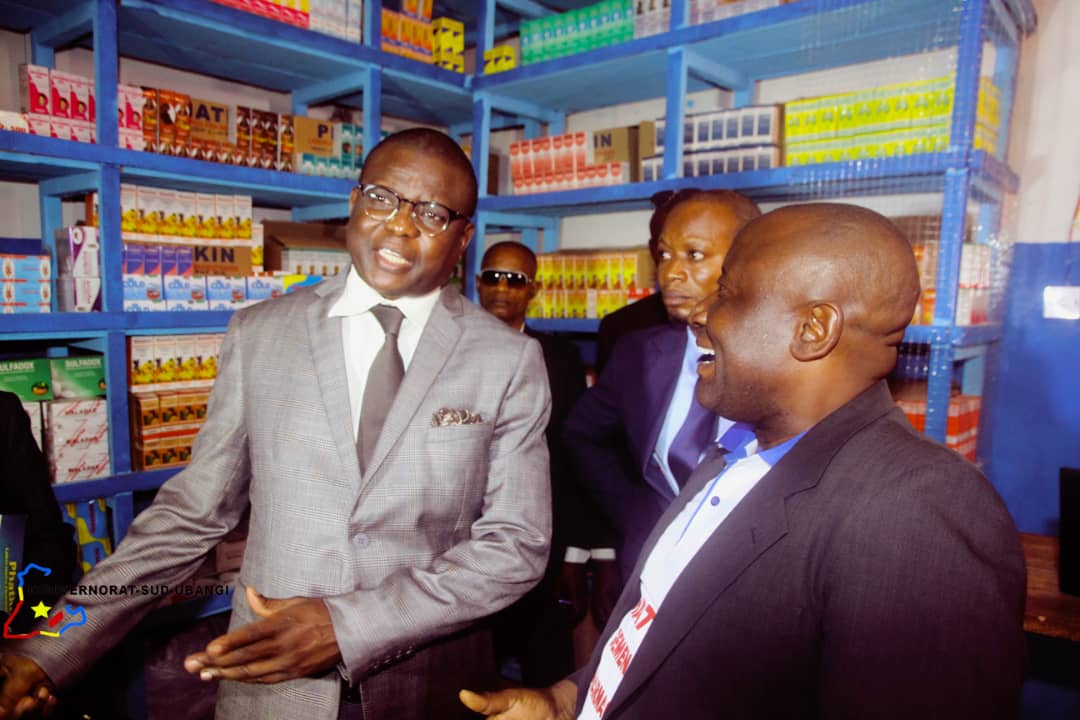 de_province's tweet photo. "Deuxième partie"

L'inauguration d locaux d la société pharmaceutique #Phatkin par le @GouvMabenze, l'entreprise s'est installée à Gemena ds la province du Sud-Ubangi et va couvrir les besoins d hôpitaux et centres médicaux d toute la province

La reconstruction c’est maintenant https://t.co/lUiINkYML7