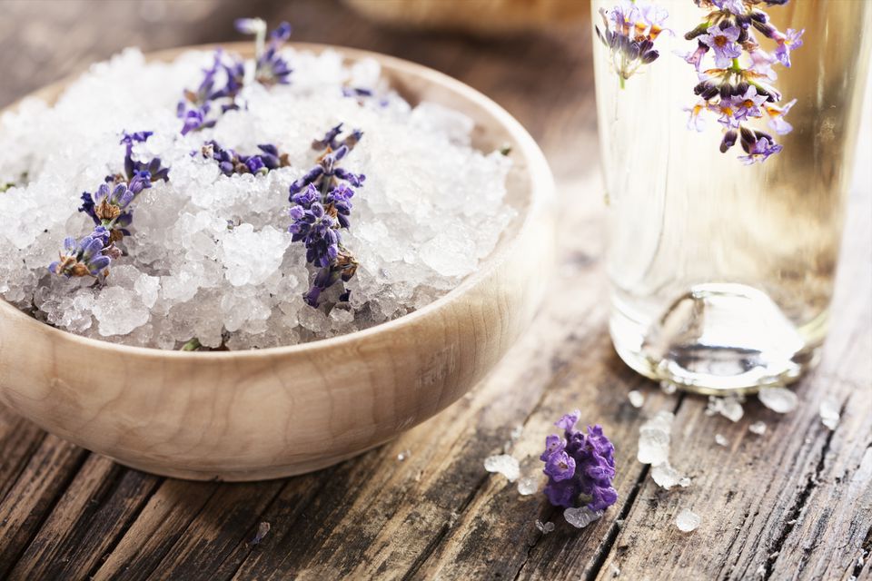 #TeachingTuesday - Mineral Bath Recipe
.
1 part epsom salts
1 part aluminium free baking soda
1 part coarse sea salt
Mix 1 cup of the above mixture, with 8-12 drops essential oil. Add the entire cup to your bath.
.
~Founder MEE - Carrie Armstrong