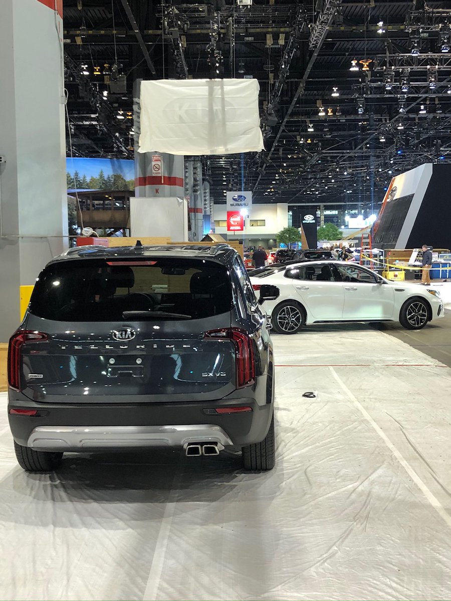 ChiAutoShow's tweet image. The cars have arrived! #CAS2020 #CASCountdown #3MoreDays @McCormick_Place